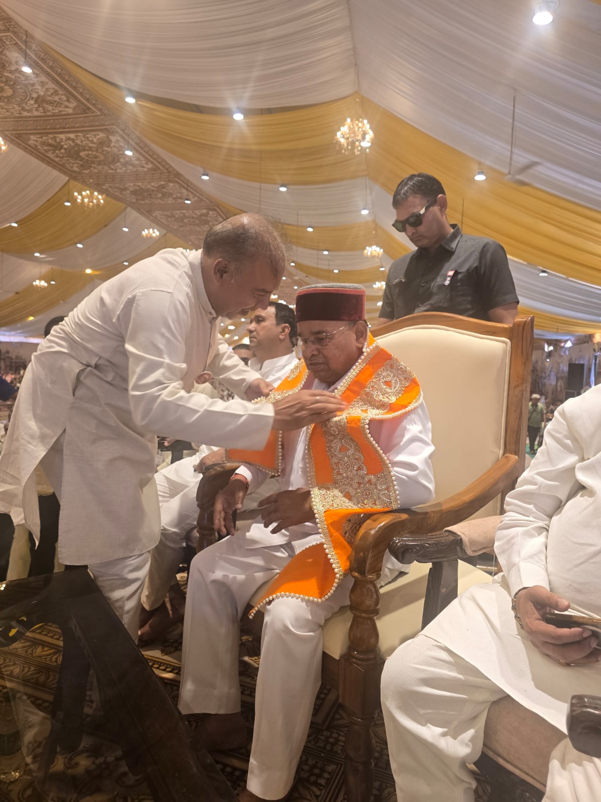 इंदौर दलाल बाग में राज्यपाल थावरचंद गहलोत से जैन समाज के प्रतिनिधियों की भेंट