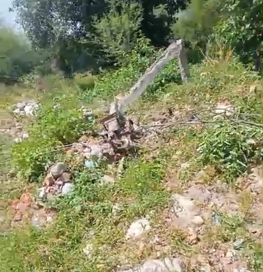 ठिकरिया गांव में बिजली विभाग की लापरवाही का आरोप, टूटा खंभा और जमीन पर लटक रहे तार
