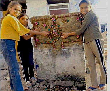 ग्रामीण अंचल में आज भी जीवित है संझा की परंपरा, दीवारों पर गोबर से उकेरी जा रही आस्था