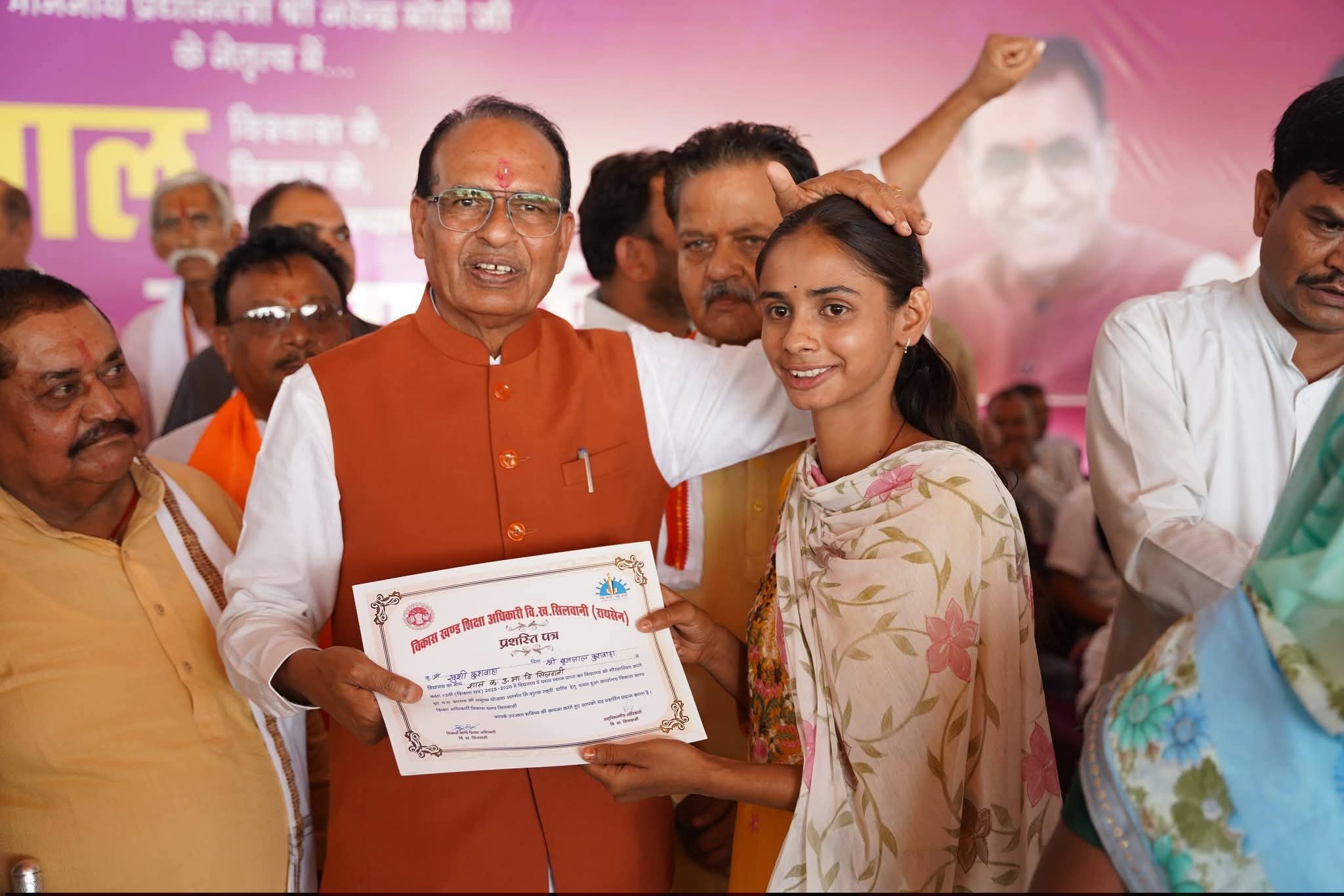 Silwani : स्कूटी मिलते ही खिल उठा खुशी का चेहरा, कक्षा 12वीं में 92 प्रतिशत अंक लाने पर मिला पुरस्कार