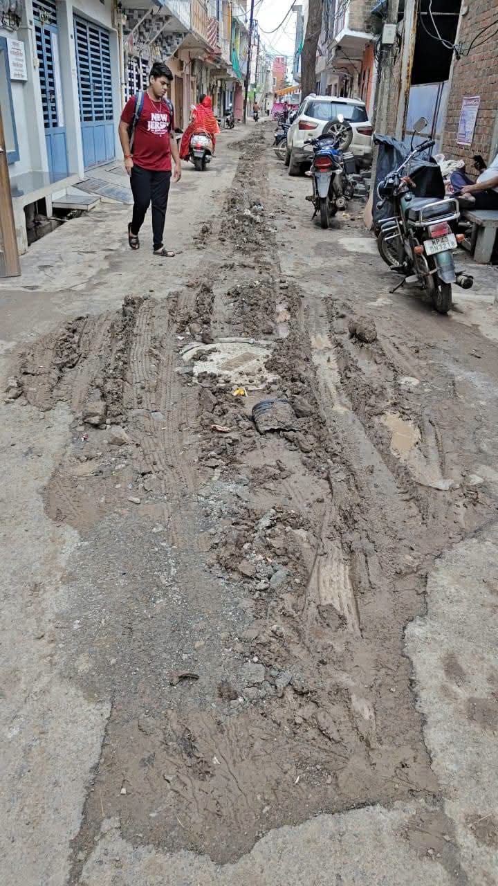 सीवेज लाइन के लिए खोदी सड़कें समय पर नहीं सुधारीं, बारिश में फैला कीचड़; लोगों का निकलना हुआ मुश्किल