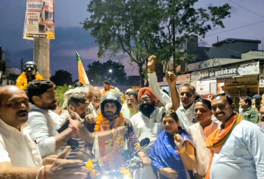 मनावर में सेवा संकल्प बाइक यात्रा का स्वागत, महापुरुषों की प्रतिमाओं पर किया माल्यार्पण