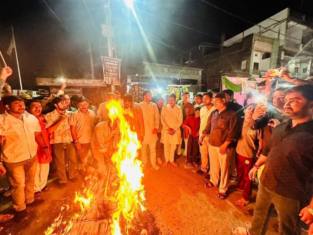 नागदा में मल्लिकार्जुन खड़गे के खिलाफ भाजपा युवा मोर्चा का प्रदर्शन, कथित अमर्यादित टिप्पणी के विरोध में फूंका पुतल
