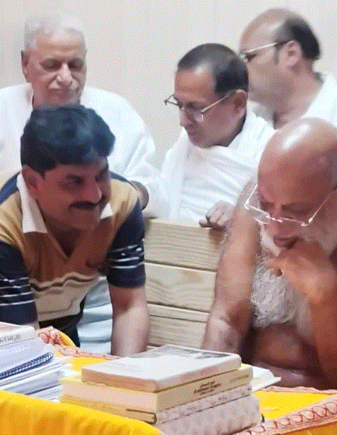 दस उपवास पूर्ण करने पर सिंघाई परिवार को मुनि श्री सुधा सागर महाराज ने दिया विशेष आशीर्वाद