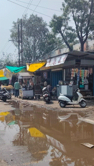 पुराने बस स्टैंड से महिदपुर तक अधूरा नाला निर्माण, सड़क पर जमा हो रहा पानी