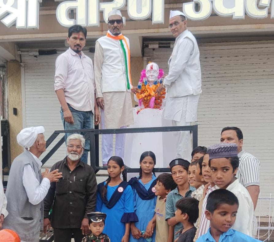 गांधी-शास्त्री जयंती पर सिलवानी में श्रद्धांजलि, गांधी प्रतिमा पर अर्पित किए पुष्प