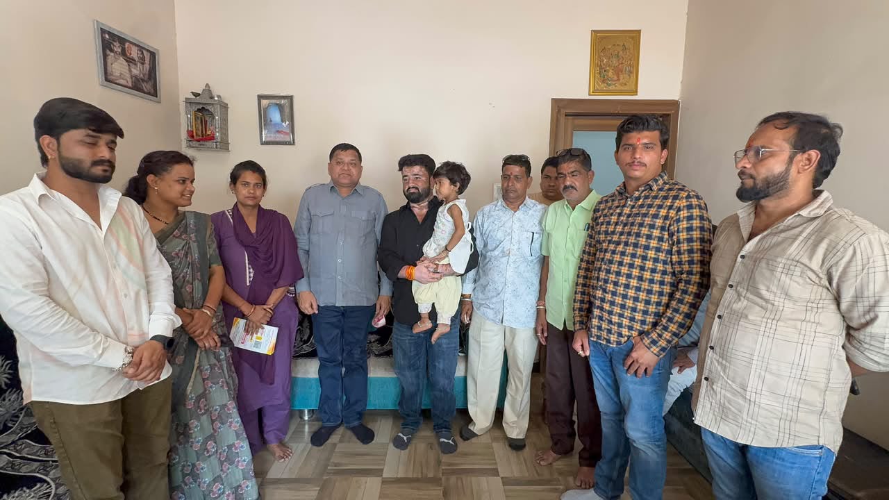 अनिका के इलाज के लिए महेश पटेल व विधायक सेना महेश पटेल ने ₹1.51 लाख सहायता की घोषणा की