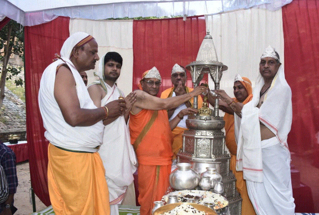 स्वर्ण पालकी में निकले भगवान पार्श्वनाथ, ग्वालियर दुर्ग पर लगा वार्षिक जैन मेला