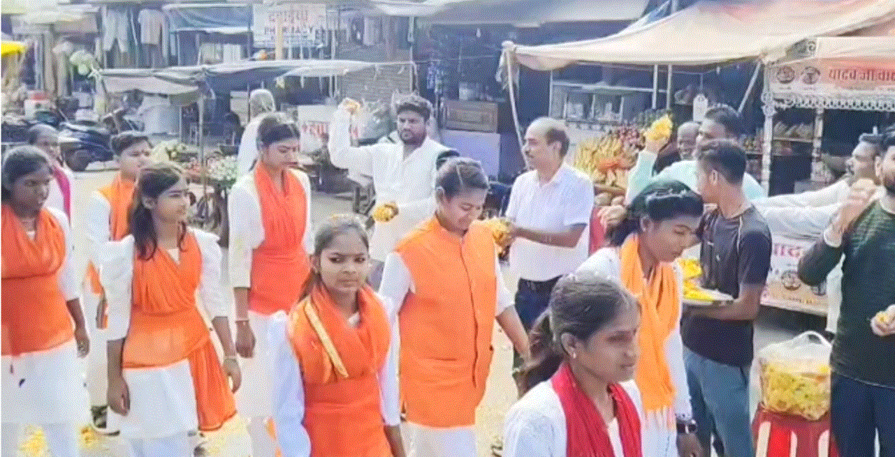 दुर्गा वाहिनी ने निकाला बालिकाओं का पथ संचलन, जगह-जगह हुई पुष्पवर्षा — दैनिक स्वराज वाणी