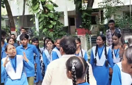 Bilaspur कलेक्टर का वीडियो वायरल: “सस्पेंड करेंगे तो टीचर कहां से लाएंगे”, मल्हार की छात्राओं की शिकायत पर बयान