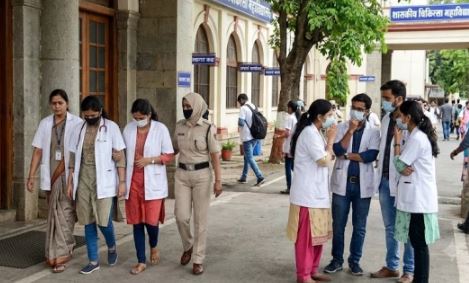MTH अस्पताल की पीजी छात्रा को प्रताड़ित करने पर दो सीनियर छात्राएं 7 दिन के लिए निलंबित