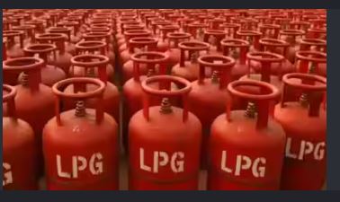 LPG Price Hike: त्योहारों से पहले कमर्शियल सिलेंडर के दाम बढ़े, दिल्ली में ₹2,810 हुआ रेट; घरेलू गैस के दाम स्थिर