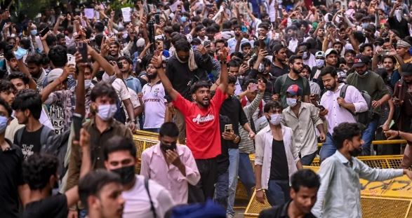 दिल्ली में विरोध प्रदर्शनों के बीच केंद्र सरकार की सोशल मीडिया कंपनियों को एडवाइजरी, फर्जी पोस्ट और AI वीडियो पर सख्ती के निर्देश