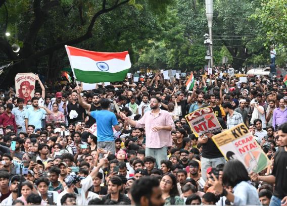 Jantar Mantar पर कॉकरोच जनता पार्टी का प्रदर्शन आज: अभिजीत दिपके दिल्ली रवाना, बोले— “प्रधानमंत्री युवाओं से इतना क्यों डरते हैं?”