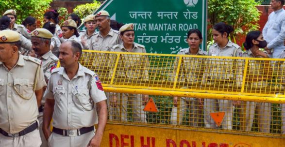 कॉकरोच जनता पार्टी CJP के प्रदर्शन पर दिल्ली पुलिस अलर्ट: इंदिरा चौक पर सुबह 6:30 बजे कार्रवाई, 100 से ज्यादा लोग हिरासत में