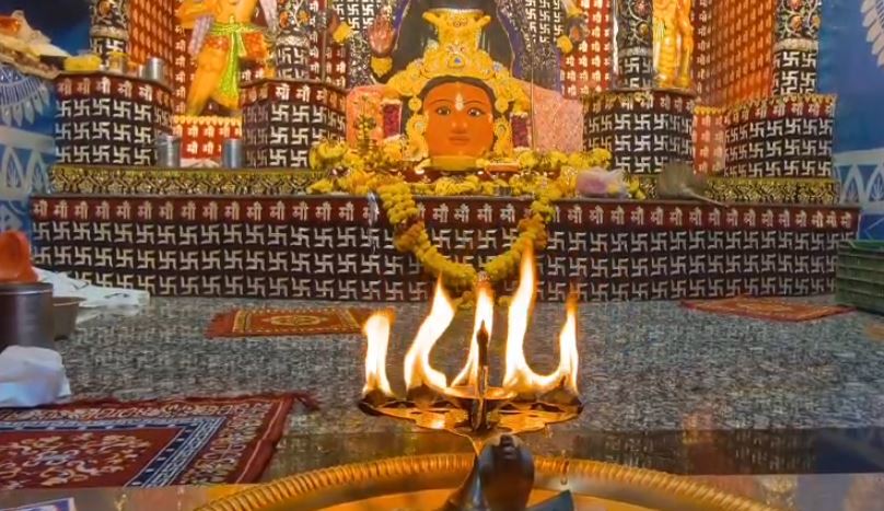 Nagda में मां भद्रकाली मंदिर में परशुराम सेना महिला मंडल ने की महाआरती, वर्षा मेहता का जन्मदिन मनाया