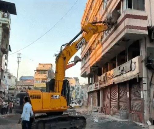 छावनी चौराहे पर नगर निगम की कार्रवाई, मास्टर प्लान के तहत रोड चौड़ीकरण में बाधक हिस्से हटाए गए