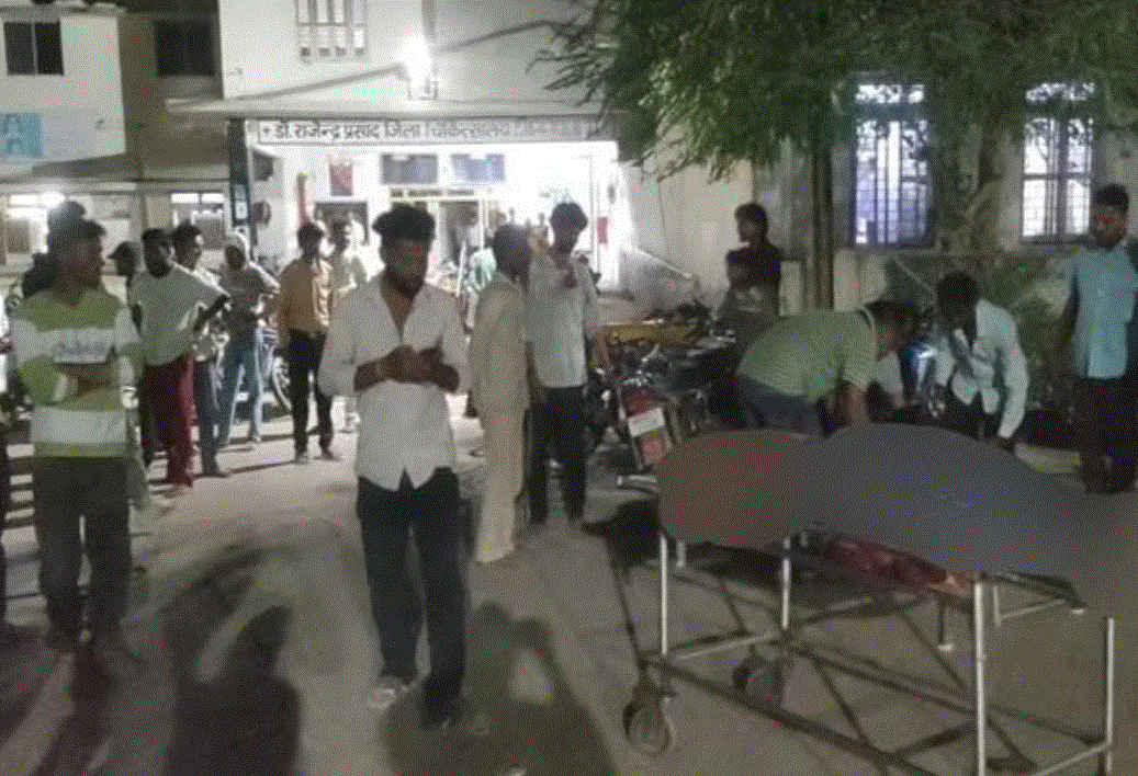 धारदार हथियार से हमला कर युवक की हत्या, परिजनों ने तीन लोगों पर लगाए आरोप; एक गिरफ्तार — दैनिक स्वराज वाणी