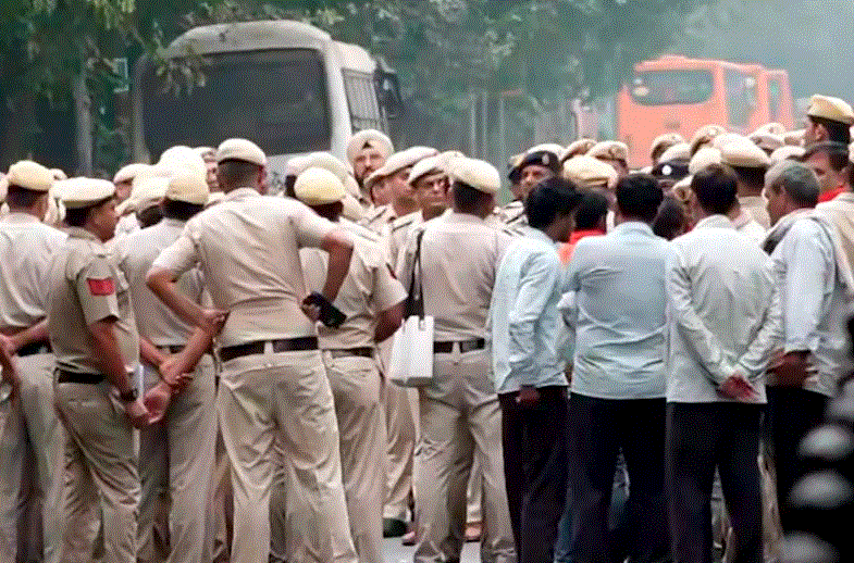 कनॉट प्लेस में प्रदर्शन के दौरान पथराव, PTI बिल्डिंग के पास 50 लोग हिरासत में; दो पुलिसकर्मी घायल