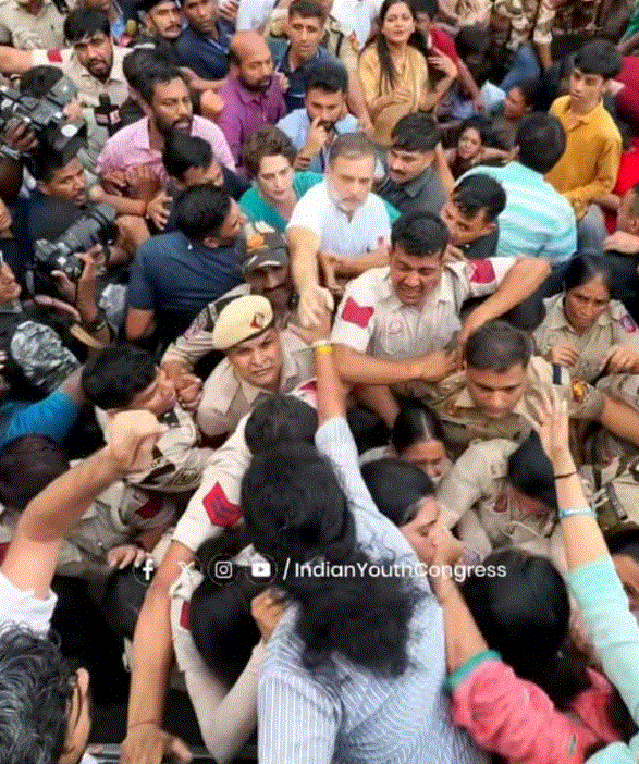 दिल्ली में कांग्रेस के सत्याग्रह में शामिल हुईं राधा मालवीय, पुलिस हिरासत के दौरान हुई जद्दोजहद