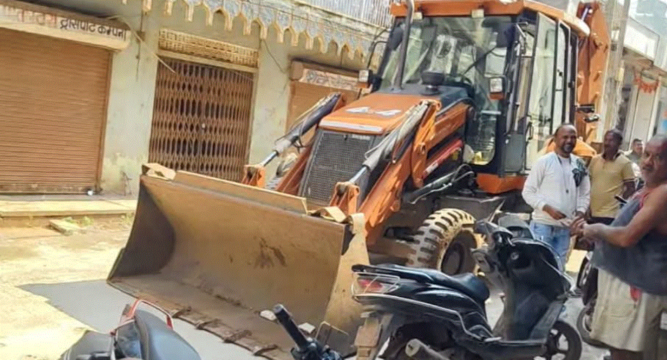 शिवपुरी में अतिक्रमण हटाने की कार्रवाई बीच में रुकी, जेसीबी लौट गई — दैनिक स्वराज वाणी