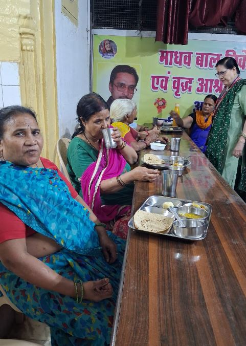 बिटिया के जन्मदिन पर मधु शर्मा ने बाल निकेतन और वृद्धाश्रम में कराया भोजन, साझा कीं खुशियां