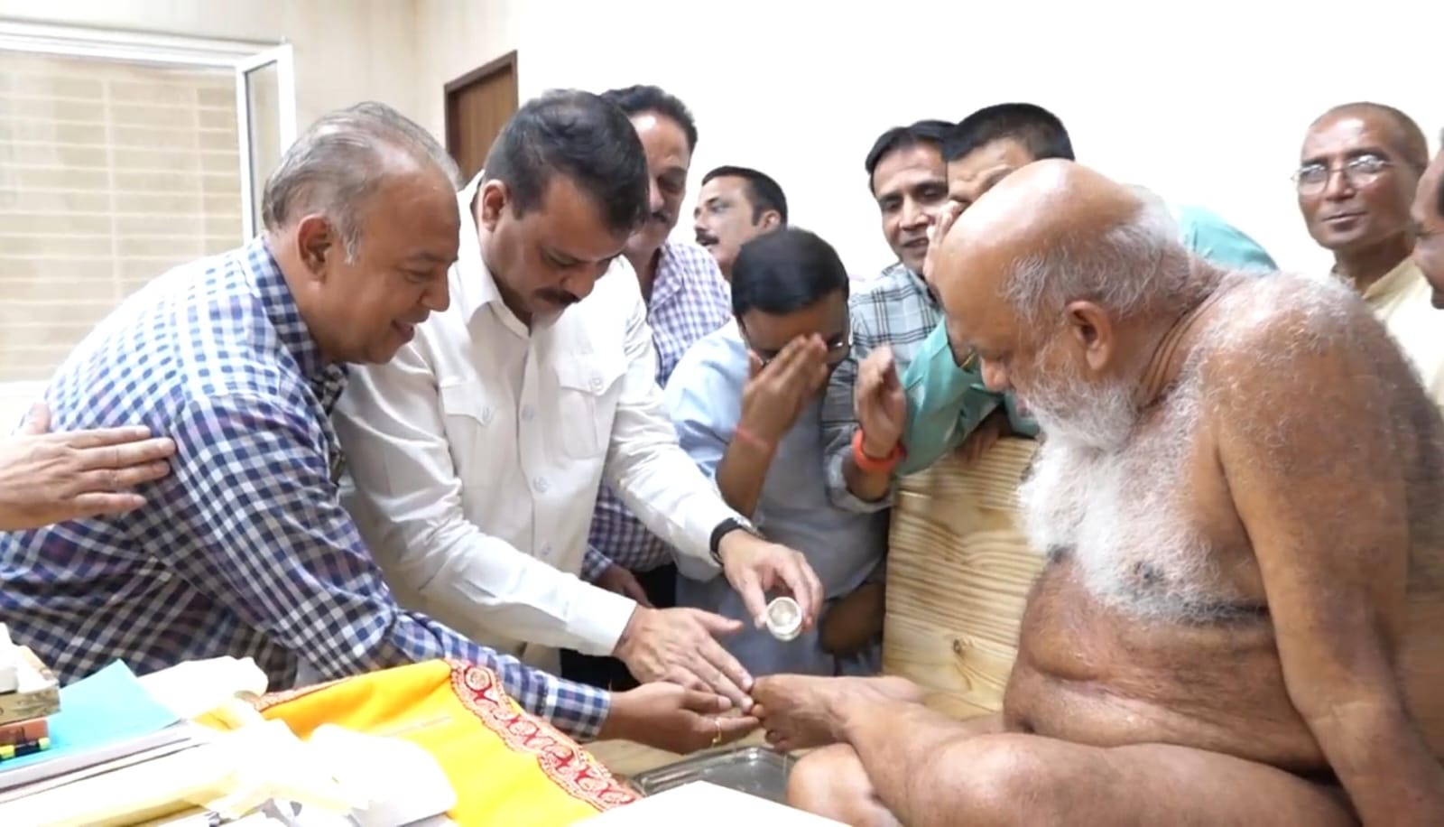 इंदौर में नेता प्रतिपक्ष उमंग सिंघार ने मुनि श्री सुधासागर जी महाराज के दर्शन कर लिया आशीर्वाद