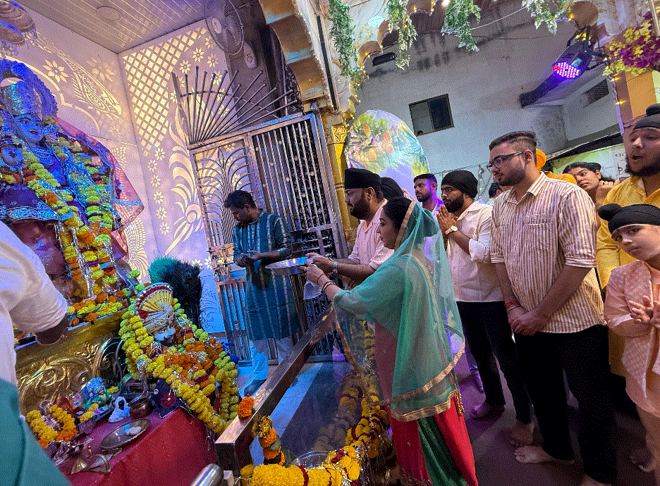 मां अंबे की महाआरती कर गुर परिवार ने लिया धर्मलाभ, महिदपुर रोड में हुआ विशाल भंडारा