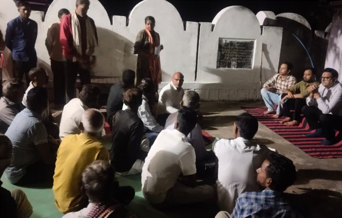 रात्रि चौपाल में कलेक्टर विवेक श्रोत्रिय ने ग्रामीणों से किया संवाद