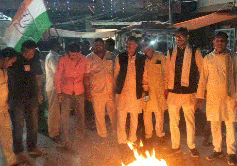 हरदीप सिंह पुरी की उम्मीदवारी के विरोध में अंबाह में कांग्रेस का प्रदर्शन, पुतला दहन