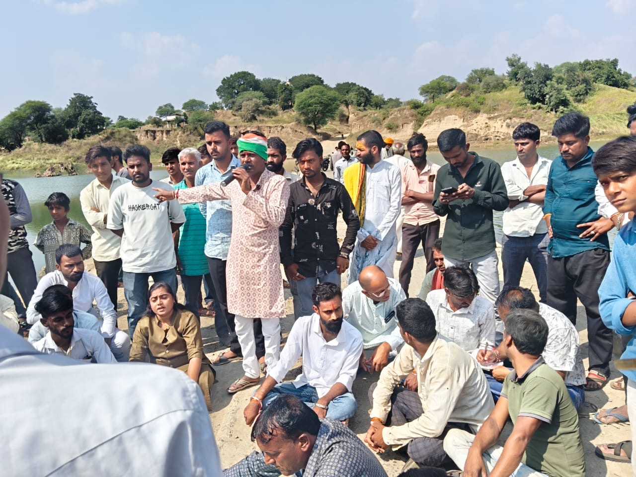 Ratlam Anakhedi Asawati Bridge: 12 साल से अधूरी पुलिया पर धरना