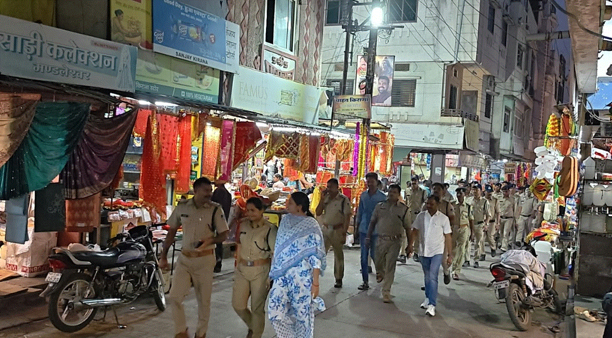त्योहारों और संघ के पथ संचलन से पहले महेश्वर-मंडलेश्वर में फ्लैग मार्च — दैनिक स्वराज वाणी