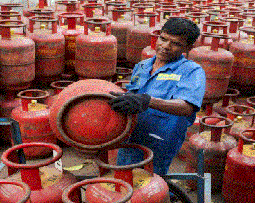 LPG Price Today: दिवाली से पहले घरेलू सिलेंडर के दाम स्थिर, कमर्शियल गैस अक्टूबर में हुई महंगी