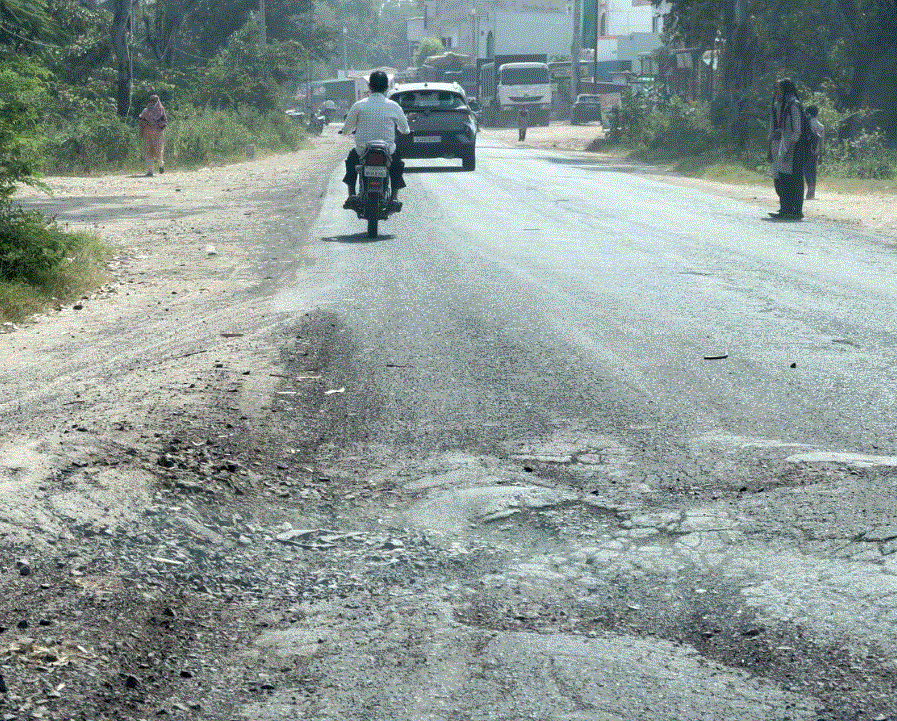 आंबा पटेल फलिया और थाने के पास सड़क जर्जर, गहरे गड्ढों से हादसों का खतरा