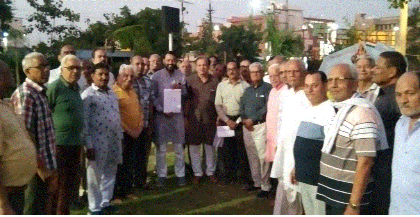 वरिष्ठ नागरिकों ने रेल किराए में रियायत बहाल करने की मांग उठाई, नागदा में सौंपा सात सूत्रीय ज्ञापन