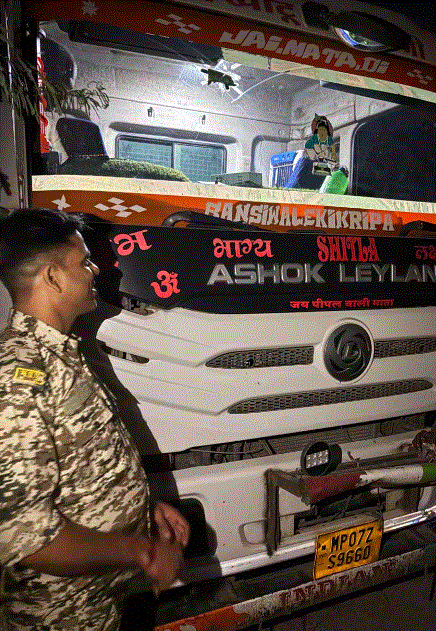 गोहद में बिना रॉयल्टी खनिज ले जा रहे दो डंपर जब्त
