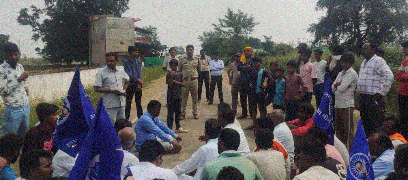 दमोह के सादपुर में बाबा साहेब की प्रतिमा क्षतिग्रस्त, ग्रामीणों ने किया चक्काजाम