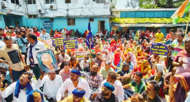 इंदौर में सफाईकर्मियों की हड़ताल से व्यवस्था प्रभावित, सड़कों पर जमा कचरा; बुधवार को भी काम बंद रखने का ऐलान