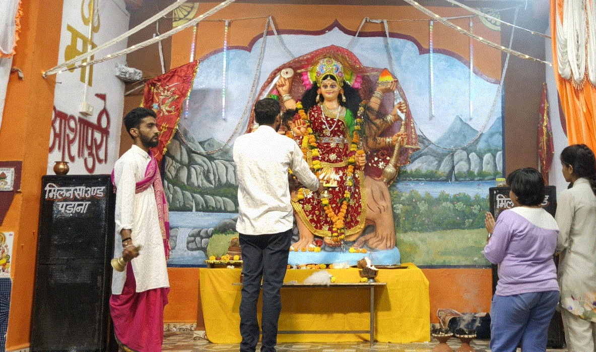 पड़ाना गांधी चौक पर मां आशापुरी मंच में हुई मां दुर्गा प्रतिमा की घट स्थापना