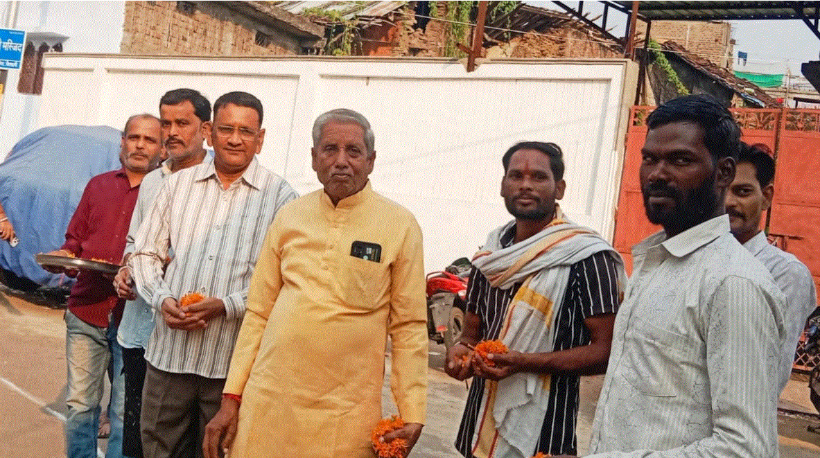 पथ संचलन का पुष्पवर्षा कर रघुवर प्रसाद साहू ने किया स्वागत