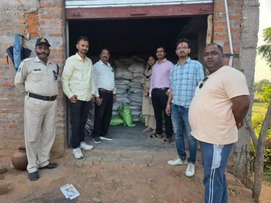 टीकमगढ़ में अवैध खाद भंडारण का खुलासा, मकान से 320 बोरी उर्वरक जब्त