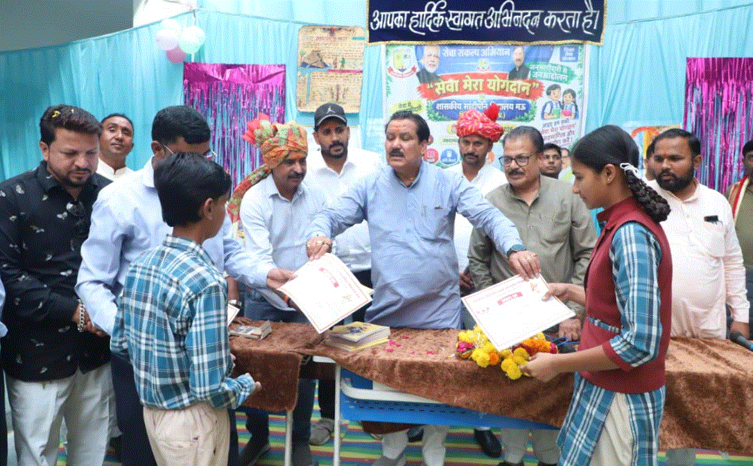 सेवा मेरा योगदान: विद्यार्थियों को शिक्षण सामग्री वितरित, मेधावी छात्रों के लिए मंत्री डॉ. टेटवाल ने की प्रोत्साहन राशि की घोषणा — दैनिक स्वराज वाणी