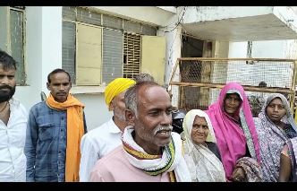 आदिवासी युवती से बेटे के प्रेम विवाह पर परिवार के सामाजिक बहिष्कार का आरोप, जनसुनवाई में लगाई गुहार