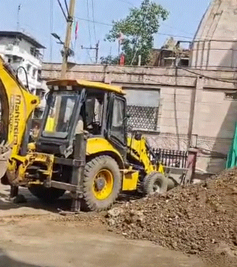 राजबाड़ा के पास बैंक भवन के जर्जर छज्जे हटाए, समयसीमा में काम नहीं होने पर नगर निगम की कार्रवाई