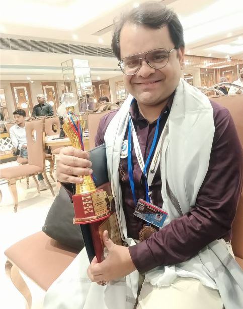 नागदा के अभिषेक सिंह चौहान को संगीत में योगदान के लिए मानद डॉक्टरेट, दिल्ली में मनोज बक्शी ने किया सम्मानित