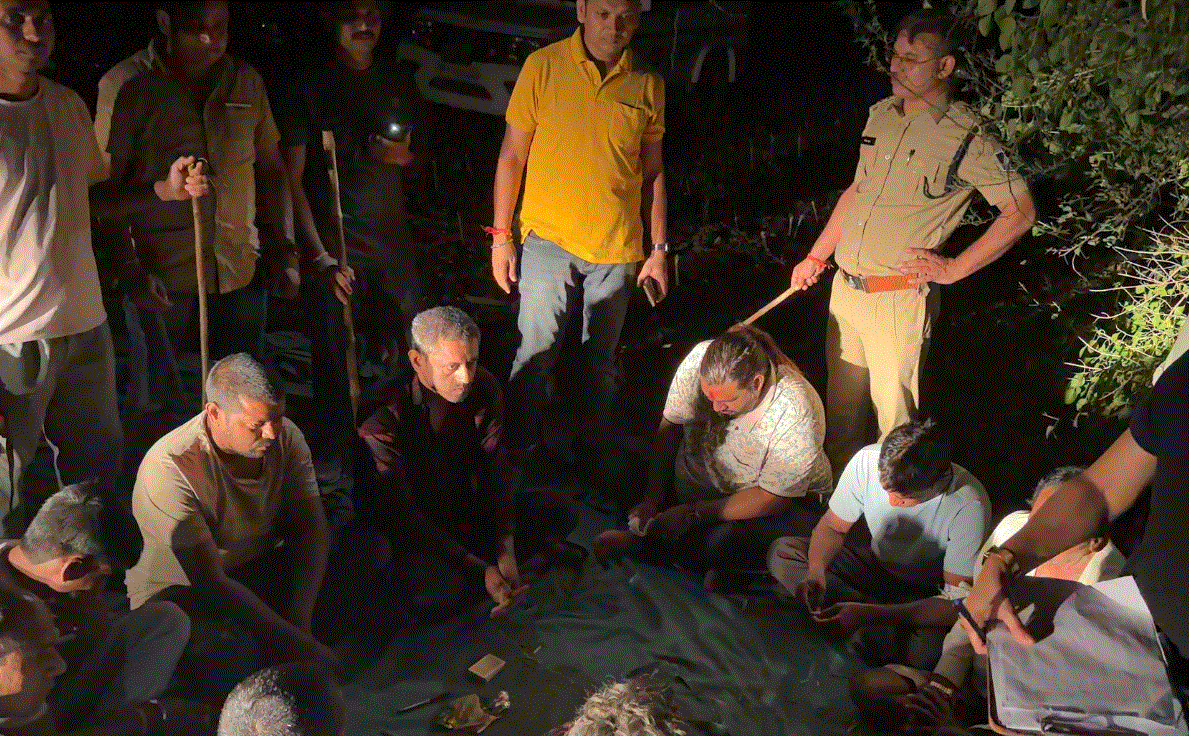 मनावर में जुए की फड़ पर पुलिस की दबिश, 10 लोग गिरफ्तार; ₹72,060 और सात बाइक जब्त