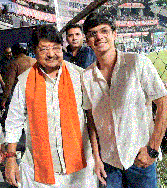 इंदौर में क्रिकेट टूर्नामेंट के दौरान अक्षत सिंघाई ने मंत्री कैलाश विजयवर्गीय से की सौजन्य भेंट — दैनिक स्वराज वाणी