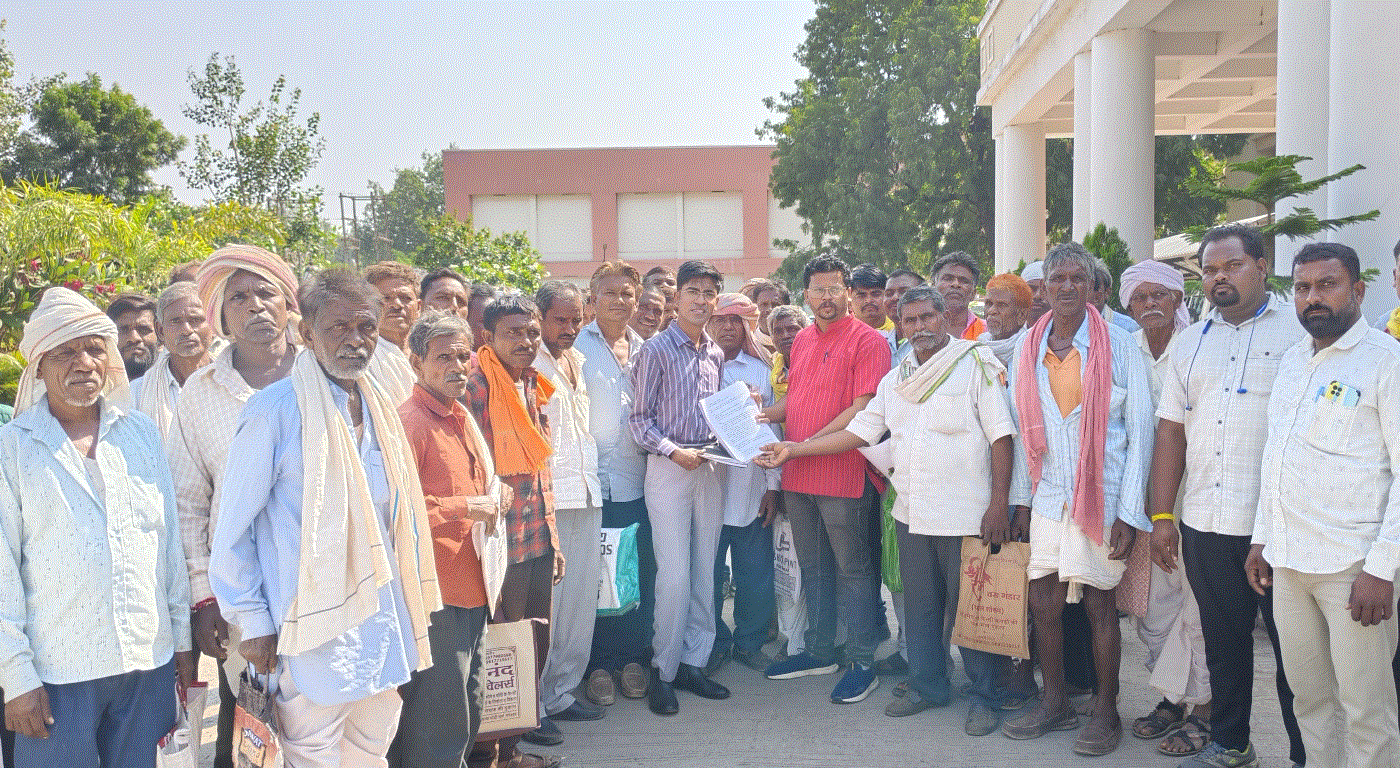 वन अधिकार दावों की पुनः जांच और बेदखली रोकने की मांग, आदिवासी परिवारों ने कलेक्ट्रेट में सौंपा आवेदन