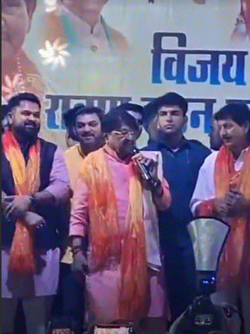 इंदौर में भीड़ में फंसी मंत्री कैलाश विजयवर्गीय की कार, 150 मीटर पैदल चलकर पहुंचे कार्यक्रम स्थल