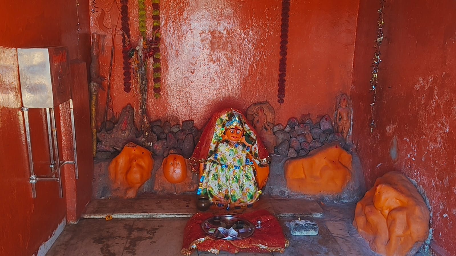 प्राचीन शीतला माता मंदिर के जीर्णोद्धार की उठी मांग, ग्रामीणों ने जनप्रतिनिधियों से मांगा सहयोग